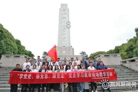 他潜伏在老蒋身边18年，暴露后靠报纸悟出杀机，利用老蒋脱身